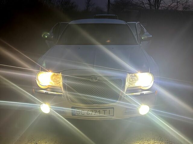 Белый Крайслер 300C, объемом двигателя 2.7 л и пробегом 255 тыс. км за 9000 $, фото 4 на Automoto.ua