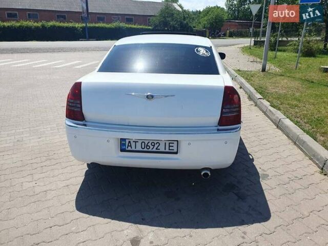 Білий Крайслер 300C, об'ємом двигуна 2.74 л та пробігом 250 тис. км за 7500 $, фото 3 на Automoto.ua