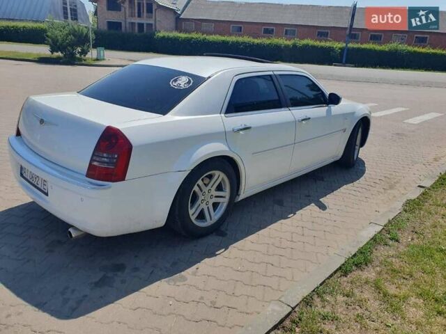 Білий Крайслер 300C, об'ємом двигуна 2.74 л та пробігом 250 тис. км за 7500 $, фото 1 на Automoto.ua