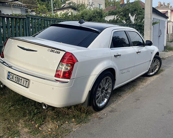 Білий Крайслер 300C, об'ємом двигуна 3.5 л та пробігом 250 тис. км за 6550 $, фото 26 на Automoto.ua