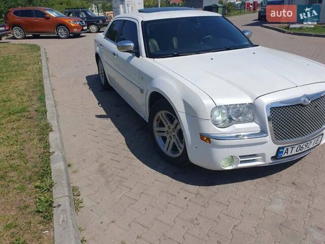 Білий Крайслер 300C, об'ємом двигуна 2.74 л та пробігом 250 тис. км за 7500 $, фото 2 на Automoto.ua