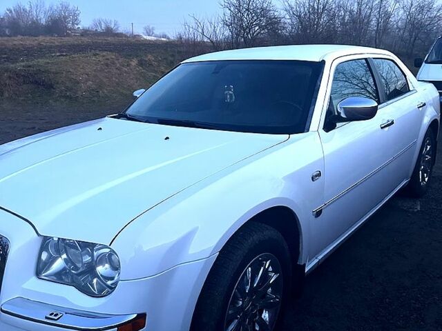 Белый Крайслер 300C, объемом двигателя 2.7 л и пробегом 255 тыс. км за 9000 $, фото 1 на Automoto.ua