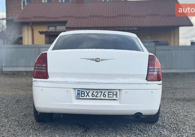 Белый Крайслер 300C, объемом двигателя 3.5 л и пробегом 197 тыс. км за 8300 $, фото 4 на Automoto.ua