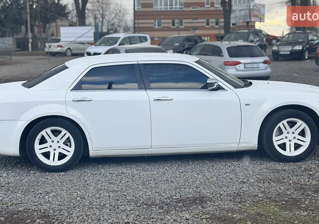 Белый Крайслер 300C, объемом двигателя 3.5 л и пробегом 197 тыс. км за 8300 $, фото 9 на Automoto.ua