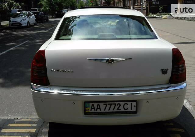 Білий Крайслер 300C, об'ємом двигуна 2.7 л та пробігом 150 тис. км за 9599 $, фото 8 на Automoto.ua