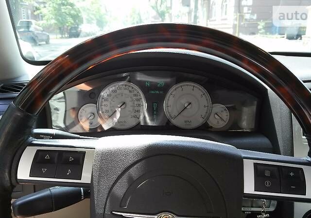 Білий Крайслер 300C, об'ємом двигуна 2.7 л та пробігом 150 тис. км за 9599 $, фото 18 на Automoto.ua