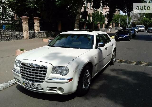Білий Крайслер 300C, об'ємом двигуна 2.7 л та пробігом 150 тис. км за 9599 $, фото 4 на Automoto.ua