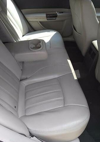 Білий Крайслер 300C, об'ємом двигуна 2.7 л та пробігом 150 тис. км за 9599 $, фото 15 на Automoto.ua