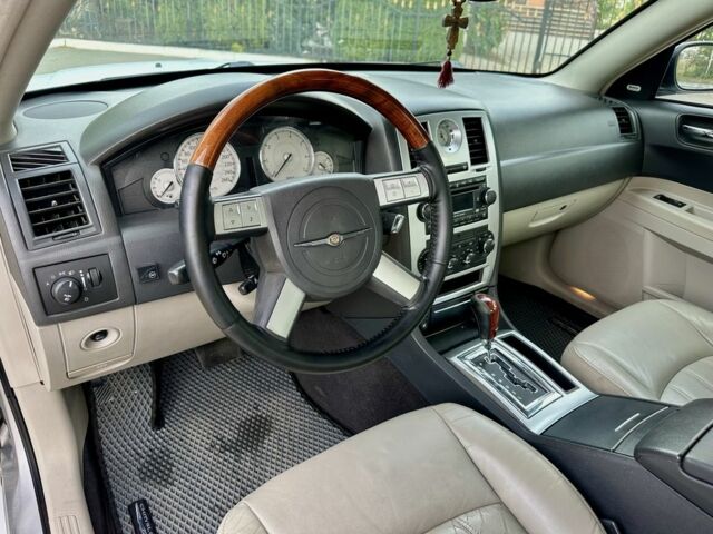 Белый Крайслер 300C, объемом двигателя 2.7 л и пробегом 224 тыс. км за 6000 $, фото 18 на Automoto.ua