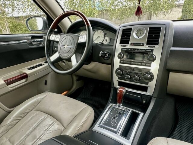 Белый Крайслер 300C, объемом двигателя 2.7 л и пробегом 224 тыс. км за 6000 $, фото 16 на Automoto.ua