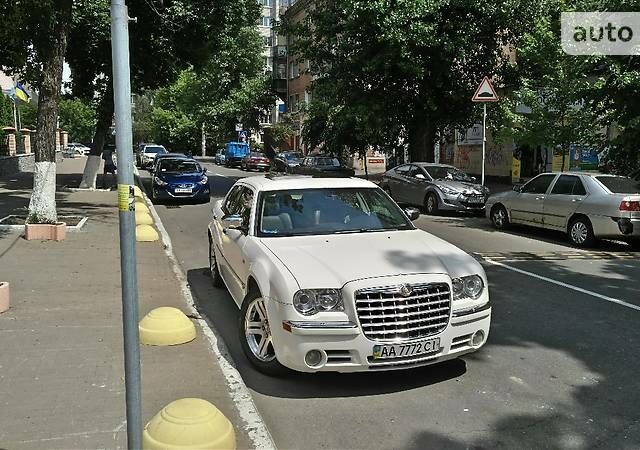Білий Крайслер 300C, об'ємом двигуна 2.7 л та пробігом 150 тис. км за 9599 $, фото 9 на Automoto.ua