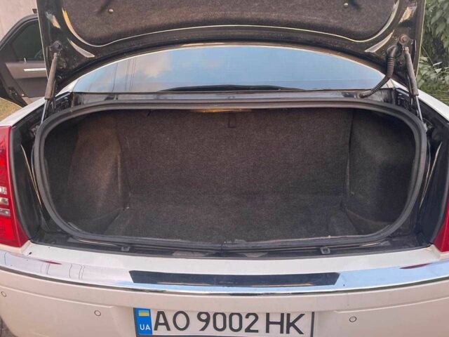 Белый Крайслер 300C, объемом двигателя 2.7 л и пробегом 180 тыс. км за 5500 $, фото 8 на Automoto.ua