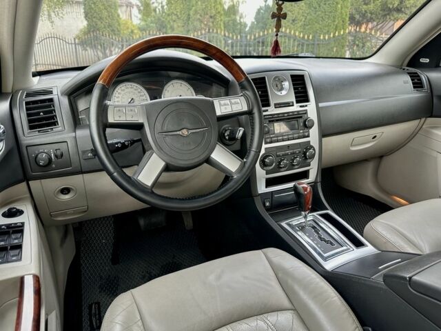 Белый Крайслер 300C, объемом двигателя 2.7 л и пробегом 224 тыс. км за 6000 $, фото 19 на Automoto.ua