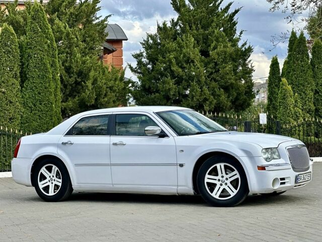 Белый Крайслер 300C, объемом двигателя 2.7 л и пробегом 224 тыс. км за 6000 $, фото 8 на Automoto.ua