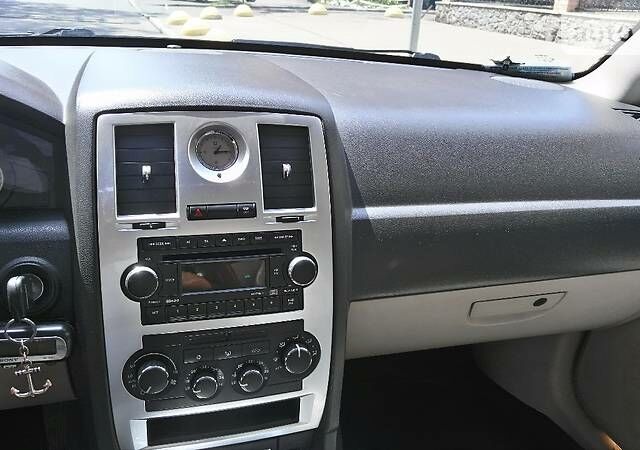 Білий Крайслер 300C, об'ємом двигуна 2.7 л та пробігом 150 тис. км за 9599 $, фото 17 на Automoto.ua