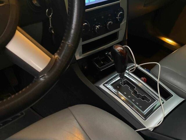 Белый Крайслер 300C, объемом двигателя 2.7 л и пробегом 180 тыс. км за 5500 $, фото 12 на Automoto.ua