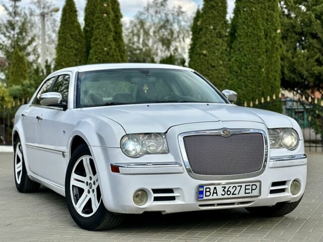 Белый Крайслер 300C, объемом двигателя 2.7 л и пробегом 224 тыс. км за 6000 $, фото 12 на Automoto.ua