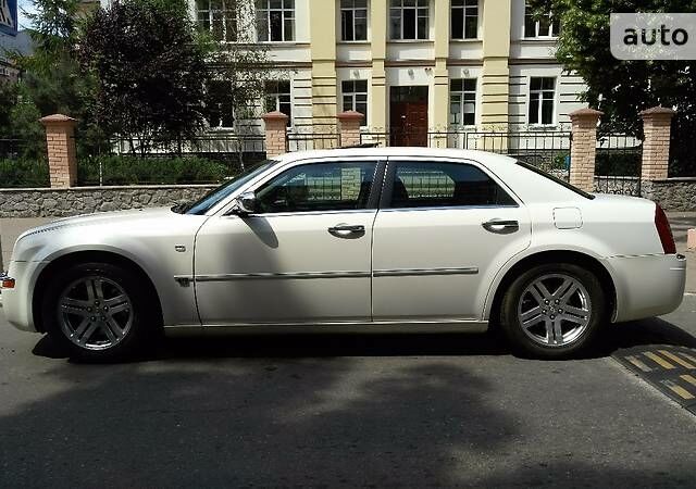Білий Крайслер 300C, об'ємом двигуна 2.7 л та пробігом 150 тис. км за 9599 $, фото 7 на Automoto.ua