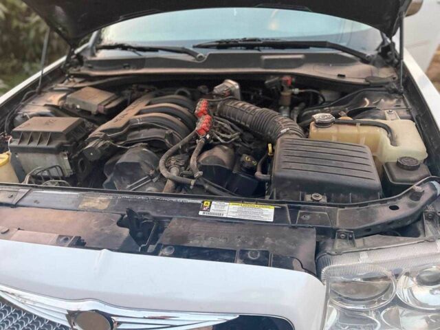 Белый Крайслер 300C, объемом двигателя 2.7 л и пробегом 180 тыс. км за 5500 $, фото 6 на Automoto.ua