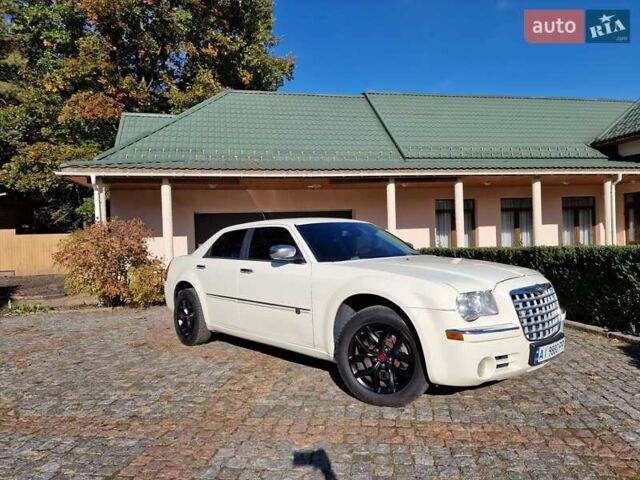 Белый Крайслер 300C, объемом двигателя 5.7 л и пробегом 153 тыс. км за 8800 $, фото 7 на Automoto.ua