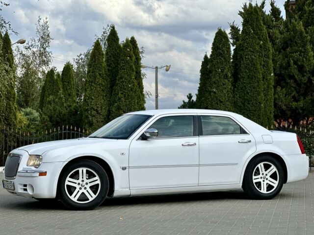 Белый Крайслер 300C, объемом двигателя 2.7 л и пробегом 224 тыс. км за 6000 $, фото 3 на Automoto.ua