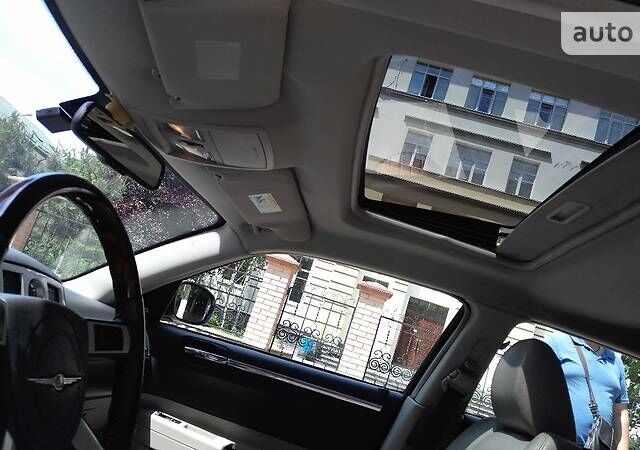 Білий Крайслер 300C, об'ємом двигуна 2.7 л та пробігом 150 тис. км за 9599 $, фото 13 на Automoto.ua