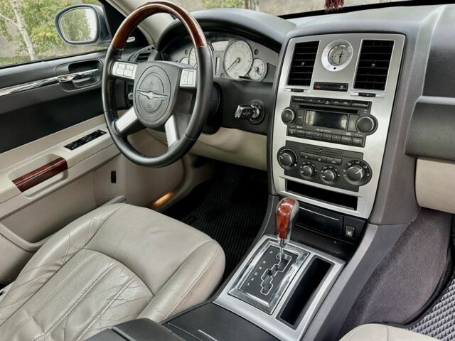 Белый Крайслер 300C, объемом двигателя 2.7 л и пробегом 224 тыс. км за 6000 $, фото 20 на Automoto.ua