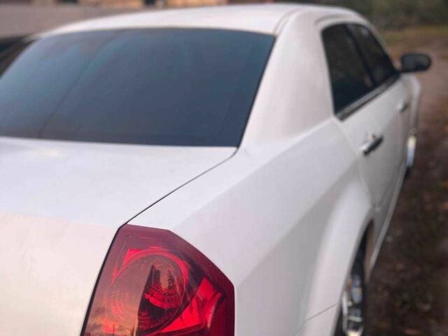 Белый Крайслер 300C, объемом двигателя 2.7 л и пробегом 180 тыс. км за 5500 $, фото 3 на Automoto.ua