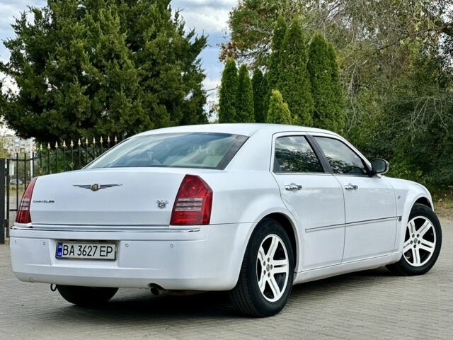 Белый Крайслер 300C, объемом двигателя 2.7 л и пробегом 224 тыс. км за 6000 $, фото 6 на Automoto.ua