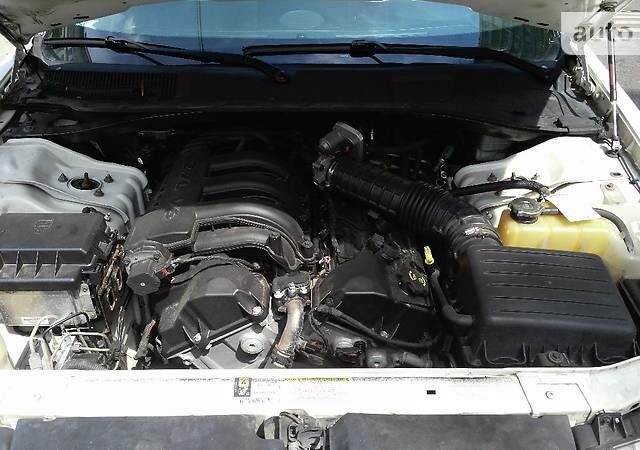 Білий Крайслер 300C, об'ємом двигуна 2.7 л та пробігом 150 тис. км за 9599 $, фото 12 на Automoto.ua