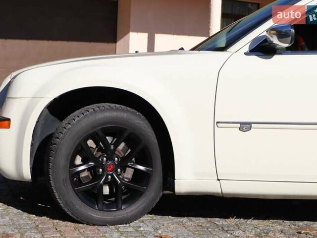 Белый Крайслер 300C, объемом двигателя 5.7 л и пробегом 153 тыс. км за 8800 $, фото 3 на Automoto.ua