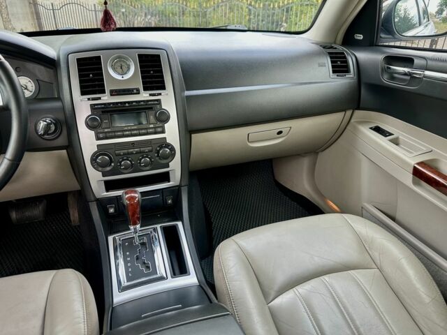 Белый Крайслер 300C, объемом двигателя 2.7 л и пробегом 224 тыс. км за 6000 $, фото 23 на Automoto.ua