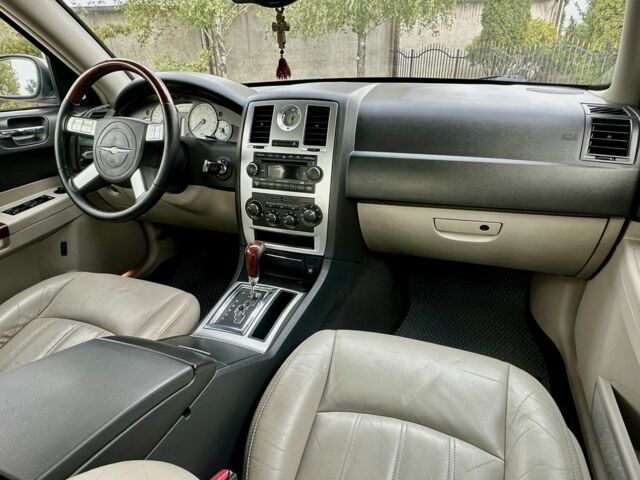 Белый Крайслер 300C, объемом двигателя 2.7 л и пробегом 224 тыс. км за 6000 $, фото 21 на Automoto.ua