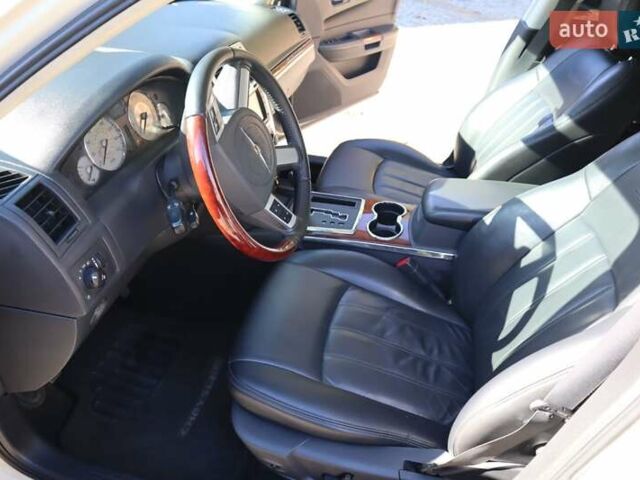 Белый Крайслер 300C, объемом двигателя 5.7 л и пробегом 153 тыс. км за 8800 $, фото 10 на Automoto.ua