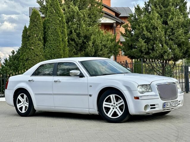Белый Крайслер 300C, объемом двигателя 2.7 л и пробегом 224 тыс. км за 6000 $, фото 10 на Automoto.ua