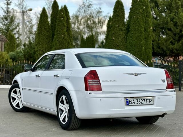 Белый Крайслер 300C, объемом двигателя 2.7 л и пробегом 224 тыс. км за 6000 $, фото 5 на Automoto.ua
