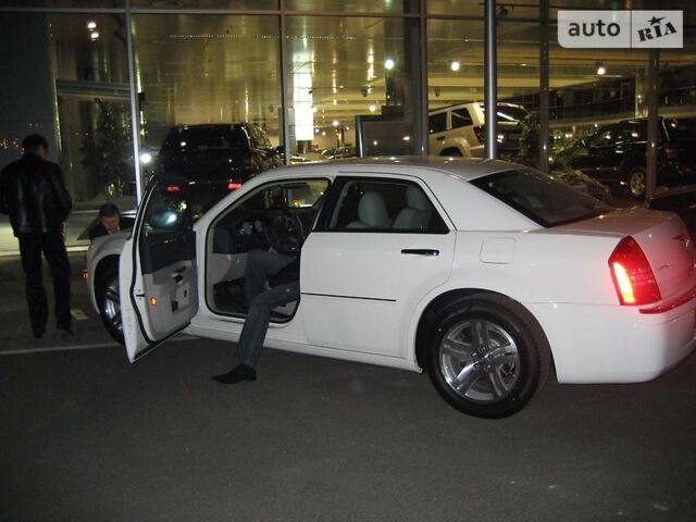 Білий Крайслер 300C, об'ємом двигуна 2.7 л та пробігом 150 тис. км за 9599 $, фото 5 на Automoto.ua