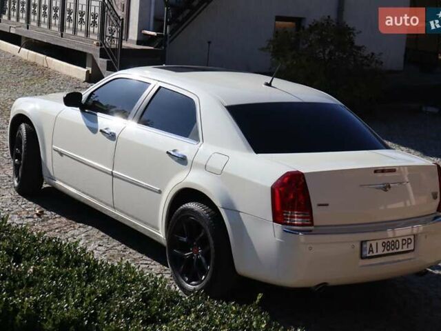 Белый Крайслер 300C, объемом двигателя 5.7 л и пробегом 153 тыс. км за 8800 $, фото 8 на Automoto.ua