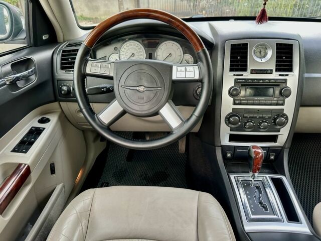 Белый Крайслер 300C, объемом двигателя 2.7 л и пробегом 224 тыс. км за 6000 $, фото 14 на Automoto.ua