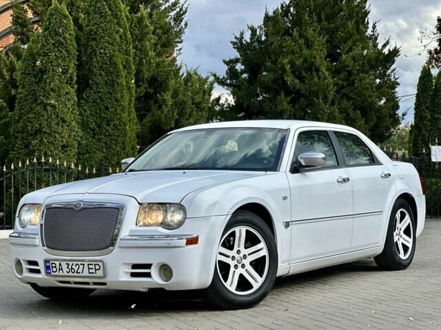 Белый Крайслер 300C, объемом двигателя 2.7 л и пробегом 224 тыс. км за 6000 $, фото 1 на Automoto.ua