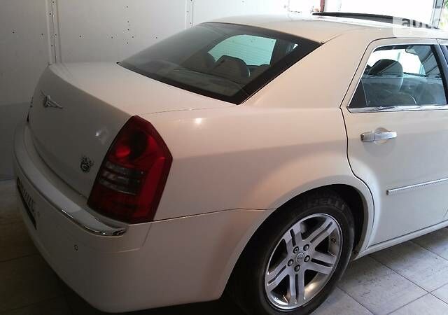 Білий Крайслер 300C, об'ємом двигуна 2.7 л та пробігом 150 тис. км за 9599 $, фото 10 на Automoto.ua