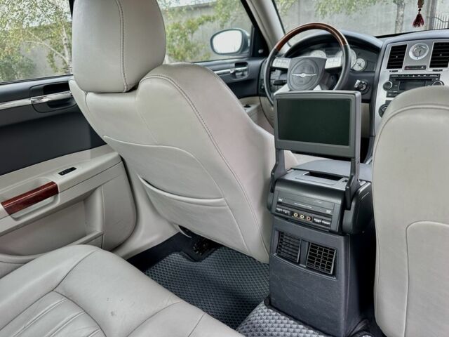 Белый Крайслер 300C, объемом двигателя 2.7 л и пробегом 224 тыс. км за 6000 $, фото 17 на Automoto.ua