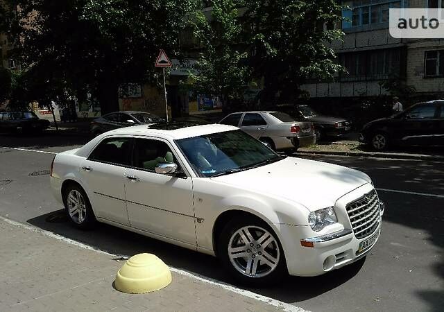 Білий Крайслер 300C, об'ємом двигуна 2.7 л та пробігом 150 тис. км за 9599 $, фото 11 на Automoto.ua