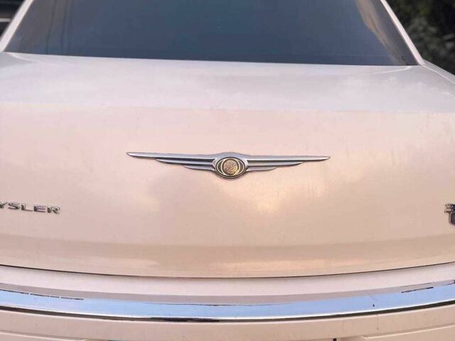 Белый Крайслер 300C, объемом двигателя 2.7 л и пробегом 180 тыс. км за 5500 $, фото 1 на Automoto.ua