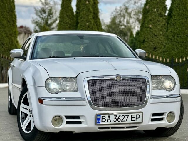 Белый Крайслер 300C, объемом двигателя 2.7 л и пробегом 224 тыс. км за 6000 $, фото 13 на Automoto.ua