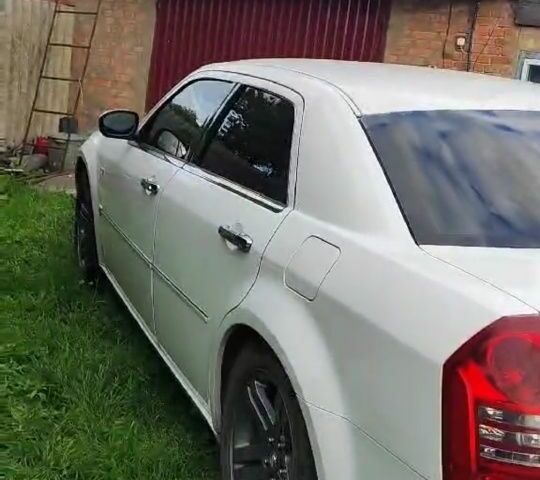 Білий Крайслер 300C, об'ємом двигуна 2.7 л та пробігом 177 тис. км за 5682 $, фото 7 на Automoto.ua