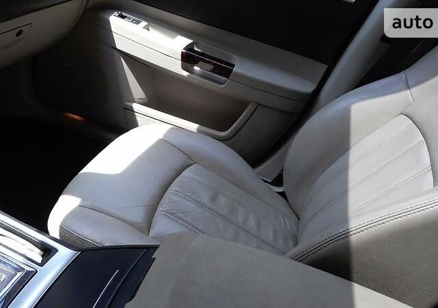 Білий Крайслер 300C, об'ємом двигуна 2.7 л та пробігом 150 тис. км за 9599 $, фото 16 на Automoto.ua