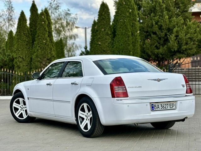 Белый Крайслер 300C, объемом двигателя 2.7 л и пробегом 224 тыс. км за 6000 $, фото 4 на Automoto.ua