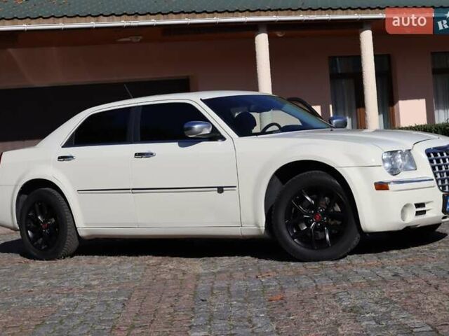Белый Крайслер 300C, объемом двигателя 5.7 л и пробегом 153 тыс. км за 8800 $, фото 4 на Automoto.ua
