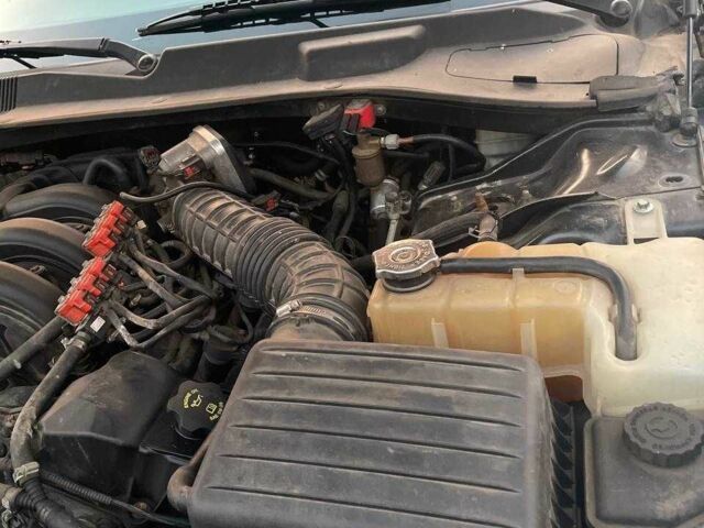 Белый Крайслер 300C, объемом двигателя 2.7 л и пробегом 180 тыс. км за 5500 $, фото 16 на Automoto.ua